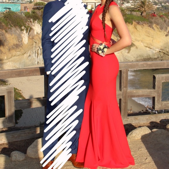 Mignon Vneck Mermaid Gown - Picture 3 of 6